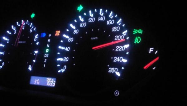 ضبط مركبة تسير بسرعة 206 كلم على طريق الأزرق