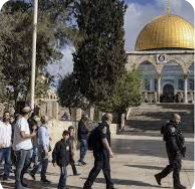 مستوطنون متطرفون يقتحمون باحات الاقصى بحراسة شرطة الاحتلال