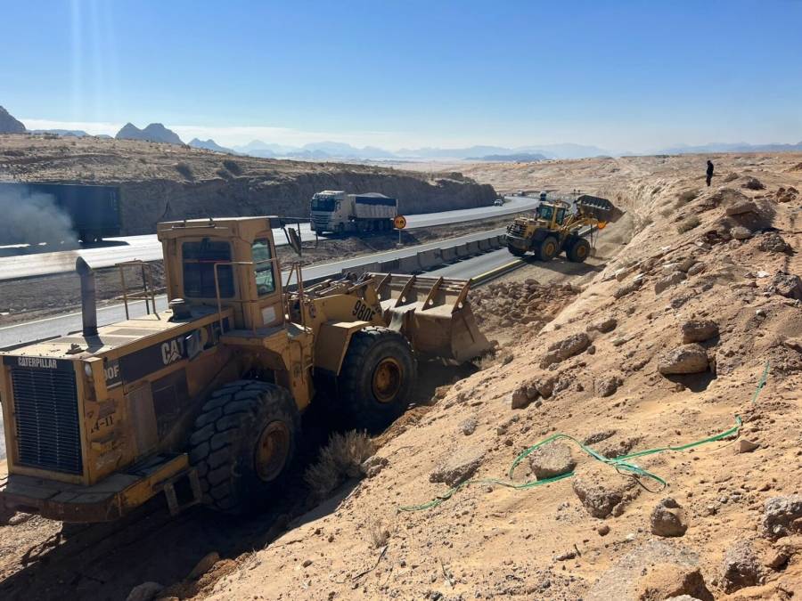 الأشغال تستكمل تنظيف وصيانة مواقع تضررت خلال الظروف الجوية..صور