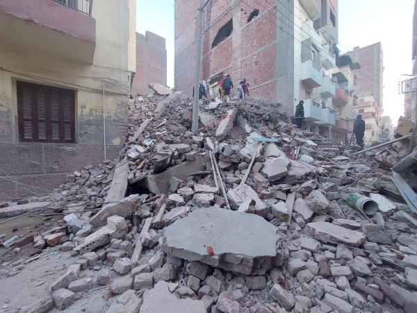 مكالمة من تحت الأنقاض .. سيدة تتواصل مع قريبها بعد انهيار منزلها في مصر