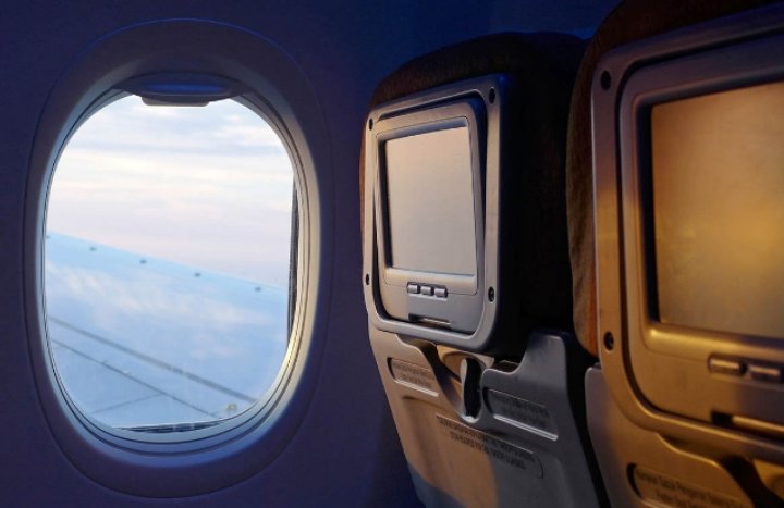 لهذا السبب نوافذ الطائرة شبه بيضاوية وليست مربعة؟