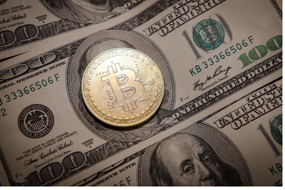 بيتكوين تتجاوز 17 ألف دولار