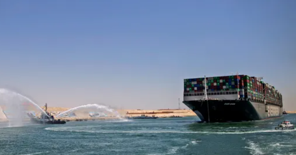 جنوح سفينة بضائع في قناة السويس.. ومحاولات لتعويمها