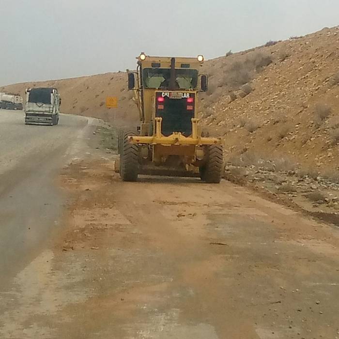 الأشغال تستكمل اعمال إزالة الاتربة عن جوانب طريق النقب القديم في العقبة