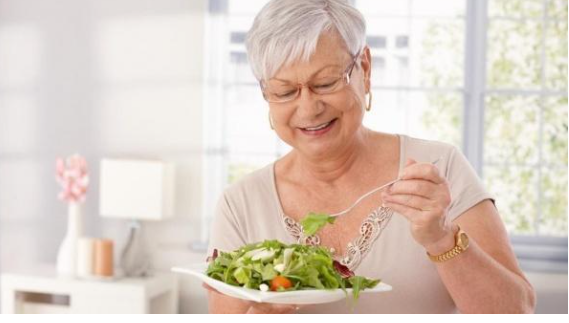 أهم 7 عناصر غذائية لصحة كبار السن .. تعرفوا عليها