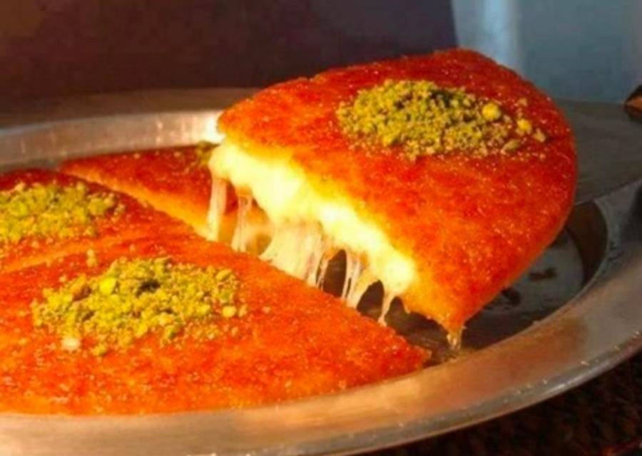 أردني يوزع الكنافة بالمحكمة الشرعية بعد تطليقه زوجته