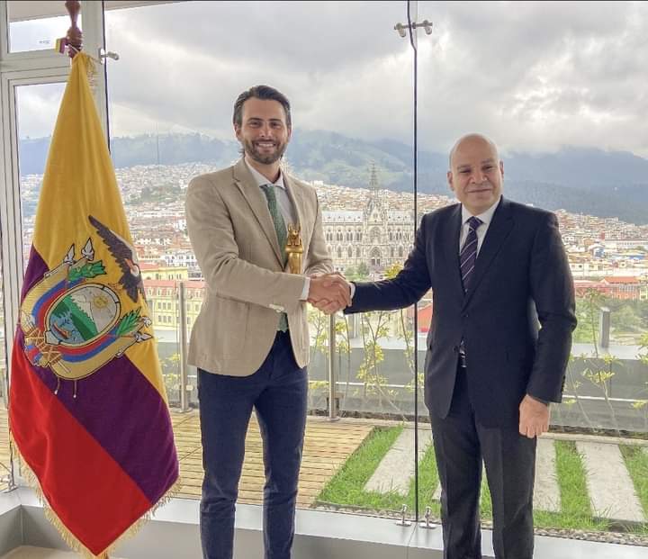 سفير مصر في كيتو يلتقي وزير السياحة بالإكوادور