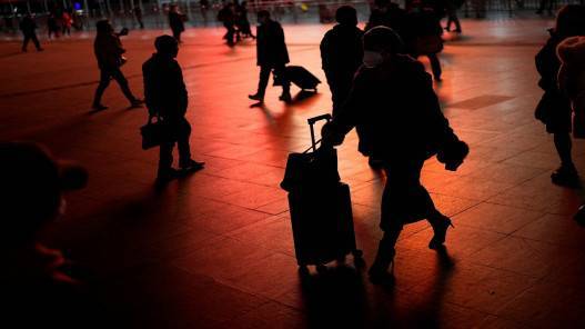 الصحة العالمية تحث المسافرين على وضع الكمامات مع انتشار متحور جديد لكورونا