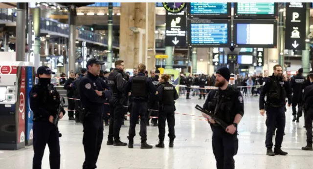 جرحى طعنا بسكين في محطة للقطارات بباريس