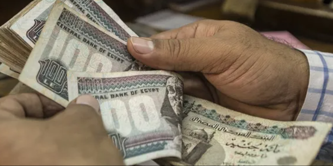 الجنيه المصري يهبط لمستويات تاريخية مقابل الدولار