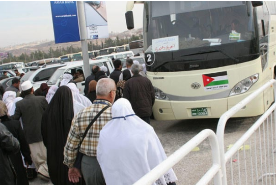 الامن: تأمين معتمرين تعطلت حافلتهم على طريق العدسية