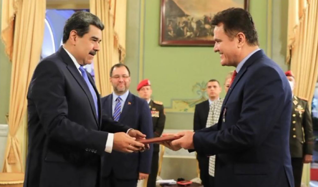 السفير مساعدة يقدم أوراق اعتماده للرئيس الفنزويلي