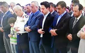 ولي العهد يؤدي صلاة الظهر في مسجد الصحابة بالعقبة