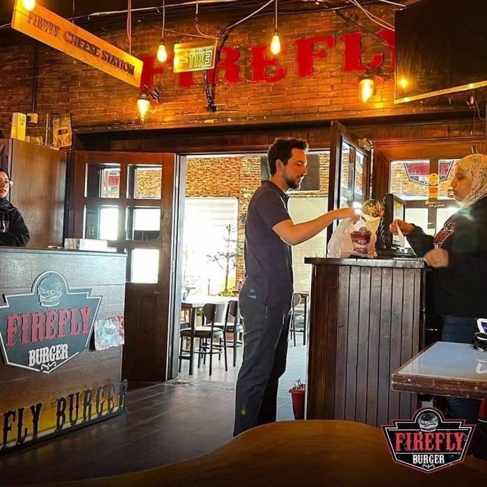 ولي العهد يفاجئ مطعما: 5 وجبات باسم حسين