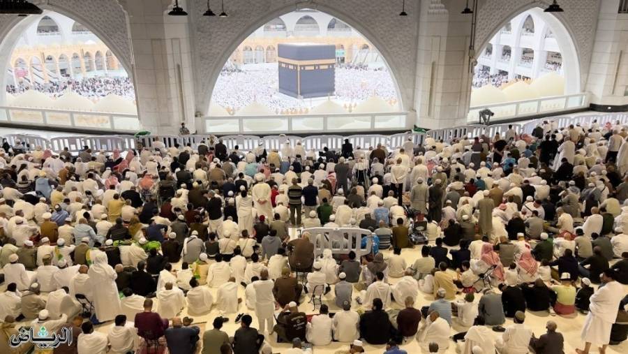أكثر من نصف مليون مصل يؤدون صلاة الجمعة بالمسجد الحرام