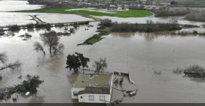 بعد سلسلة العواصف.. كاليفورنيا على موعد مع فيضانات كارثية