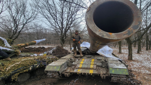 بريطانيا سترسل 14 دبابة من طراز تشالنجر 2 وأسلحة ثقيلة إلى أوكرانيا