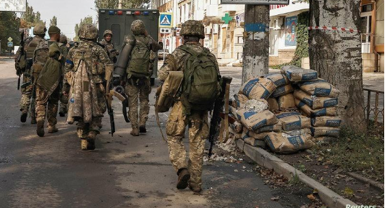 إزالة قنبلة غير منفجرة من صدر جندي أوكراني!  صورة