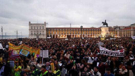 آلاف المعلمين يتظاهرون في البرتغال للمطالبة بتحسين ظروف العمل والرواتب