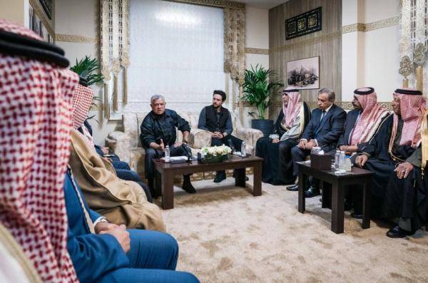 الملك يؤكد أهمية التركيز على تطوير مدينة البترا..صور