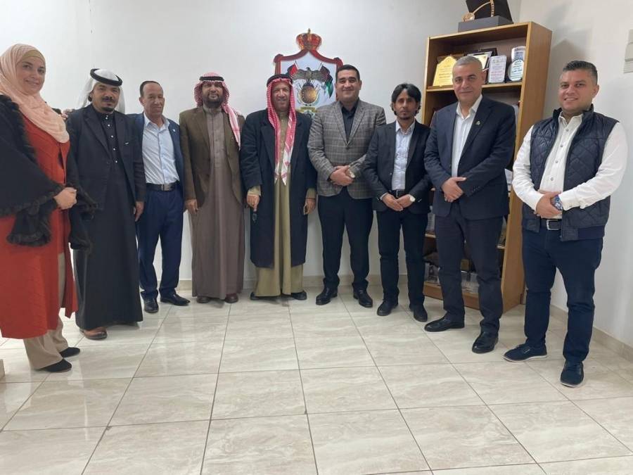 رئيس ومعظم أعضاء مجلس محافظة العقبة ونائب ومفوض عقباويين سابقين  في إرادة