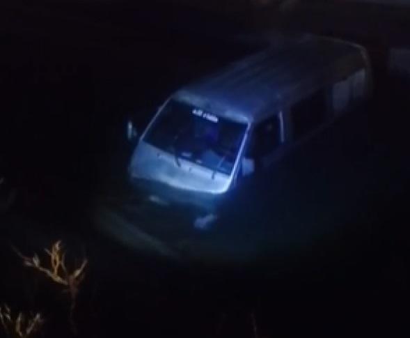 إنقاذ 9 أشخاص إثر غرق باص بقناة الملك عبدالله