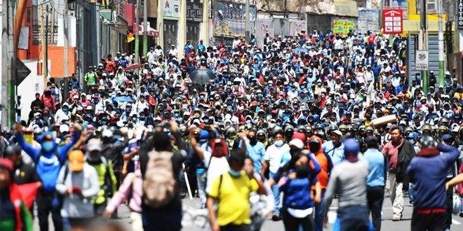 تواصل الاحتجاجات في البيرو على عزل الرئيس كاستيو رغم تمديد حالة الطوارئ