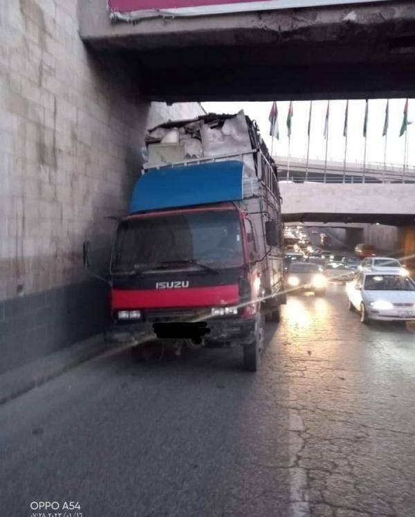 ازدحام مروري إثر تعطل مركبة شحن على مخرج نفق خلدا