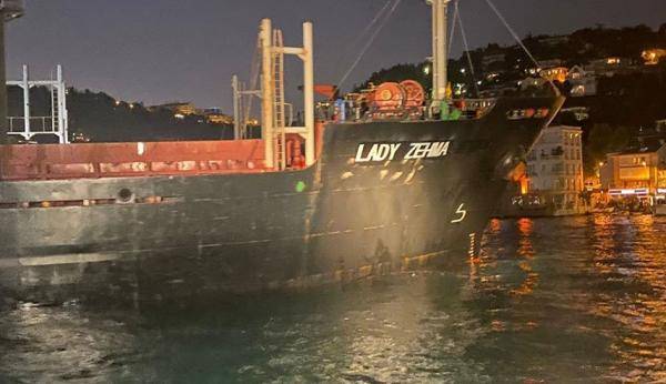 تعليق حركة الشحن بسبب جنوح سفينة في مضيق البوسفور