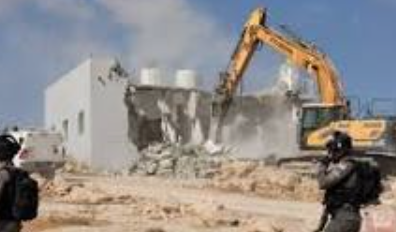 الاحتلال يهدم منشآت تجارية قرب مدخل حزما شمال شرق القدس