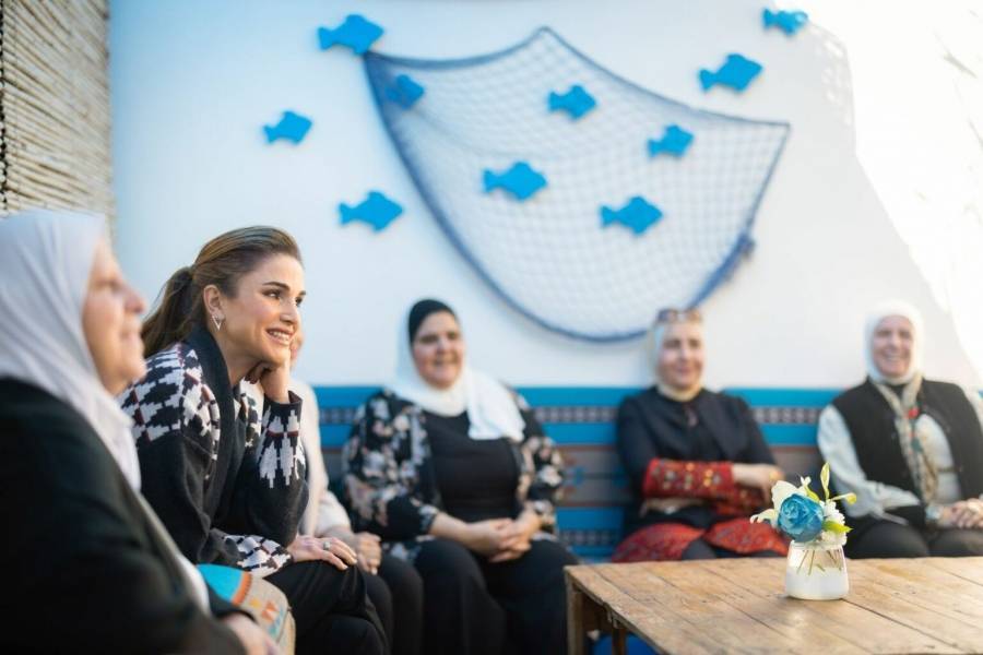 الملكة رانيا تطلع على برامج جمعية سيدات بيت الورد