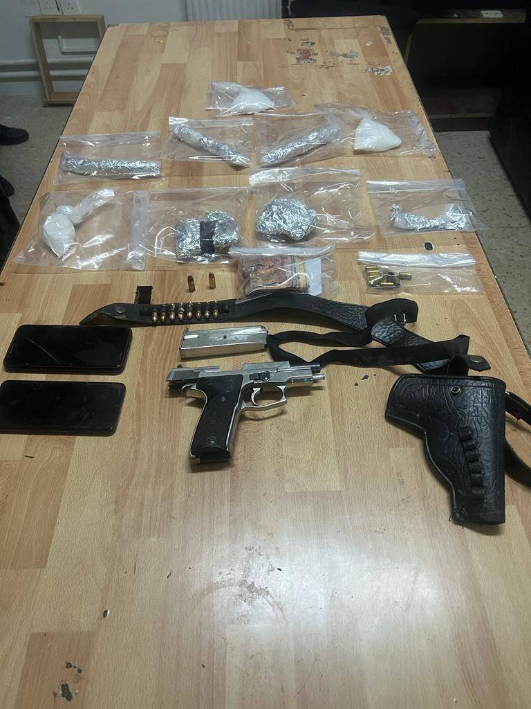 مكافحة المخدرات : إلقاء القبض على تاجر للمخدرات بعد اشتباك معه وإصابته