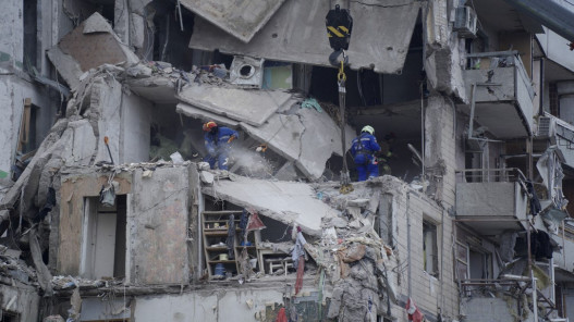 ارتفاع حصيلة قصف مبنى سكني في مدينة دنيبرو إلى 40 قتيلا والكرملين ينفي مسؤوليته