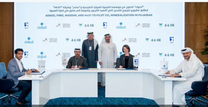 أدنوك تُبرم شراكة لتحويل ثاني أوكسيد الكربون إلى صخور