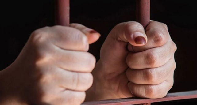 الحبس لأردنية قتلت طفلتها ووضعتها بـ”الفريزر” اتقاء للعار