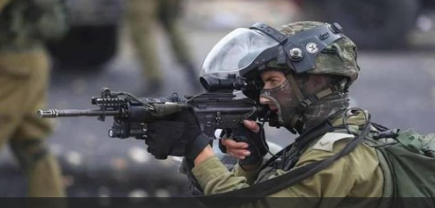 الاحتلال يطلق النار على فلسطيني في الخليل