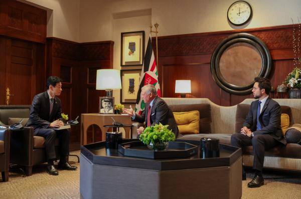 الملك يتسلم رسالة من رئيس الوزراء الياباني