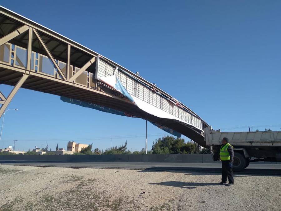 الأشغال تزيل لوحات إعلانية مخالفة..صور