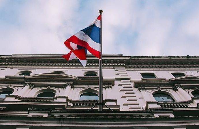 انفجار ناقلة نفط فارغة بحوض سفن وسط تايلاند وفقدان 8 عاملين