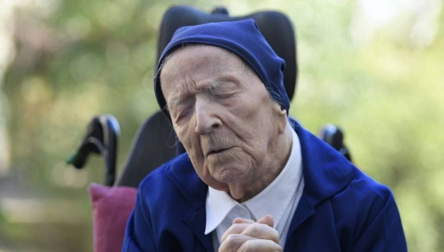 وفاة عميدة سن البشرية الفرنسية الأخت أندريه عن 118 عاماً