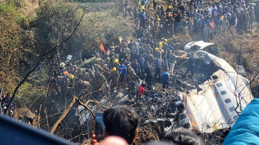 مسؤولون: لا أمل في العثور على أي ناجين من تحطم طائرة نيبال