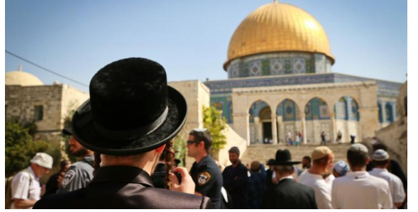 عشرات المستوطنين المتطرفين يقتحمون الاقصى