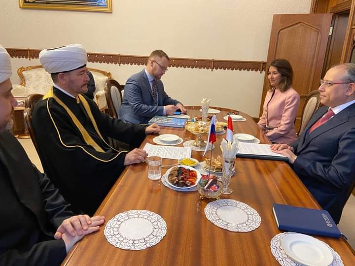 السفير المصري في موسكو يلتقي بمفتي عموم روسيا