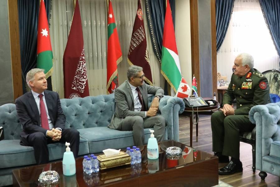 رئيس هيئة الأركان يستقبل السفير الكندي