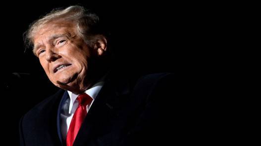 ترامب يضغط على موقع فيسبوك لإعادة تفعيل حسابه