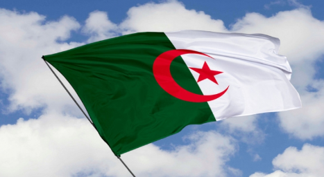 الجزائر تفرج عن المعارض رشيد نكاز