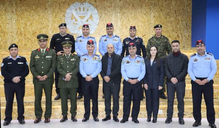 وفد عسكري أمني فلسطيني يزور مديرية الإعلام والشرطة المجتمعية