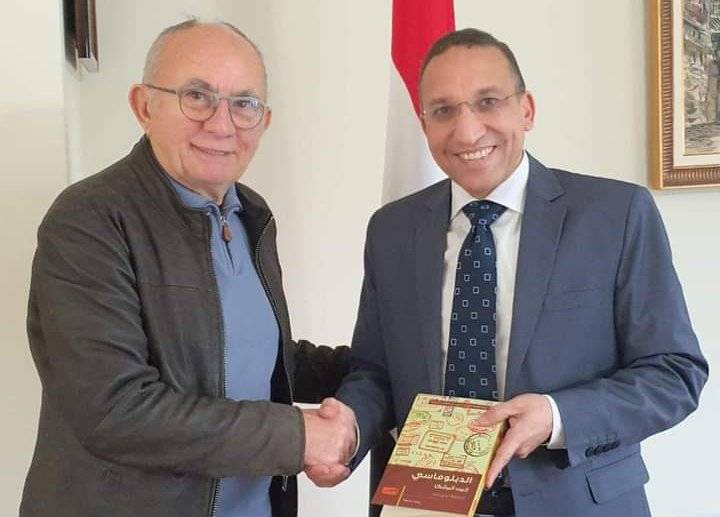 السفير المصري في تيرانا يستقبل أول مشارك ألباني في معرض القاهرة الدولي للكتاب