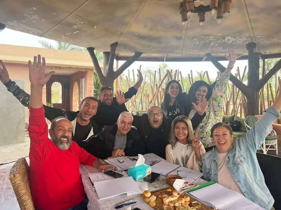 بالصور.. محمد النقلي وفريق عمل «توحة» يشيرون بعلامة النصر استعدادا للتصوير