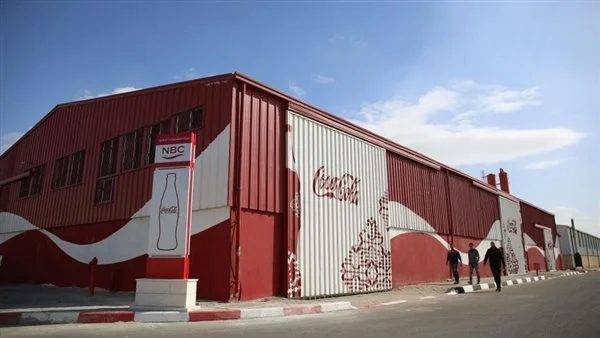 بسبب تسريب كيميائي.. إجلاء 200 عامل  بمصنع كوكاكولا في بريطانيا